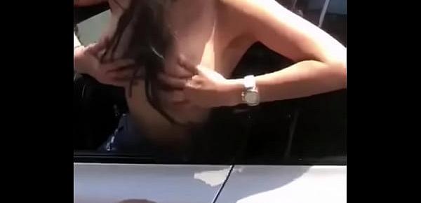 Chica muestra sus tetas en un carro en Panamá